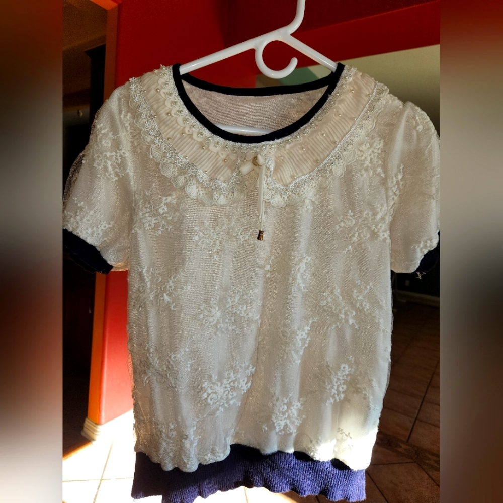 White lace top, doll collar. Size M. Asian style dressy blouse
